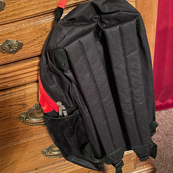 NWT Pro Sport Red & Black Back pack has headphone plug in on bag - Picture 3 of 4